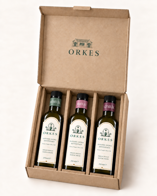 ORKES Üçlü Hediye Seti, açık kraft kutuda 3 × 250 ml zeytinyağı şişesi